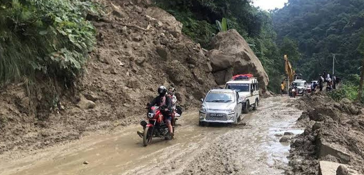 अविरल वर्षाः विभिन्न राजमार्गमा सवारीसाधन अलपत्र