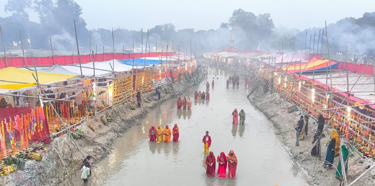 मटिहानी घाटमा उदाउँदो सूर्यलाई अर्घ दिई छठ पर्व सम्पन्न
