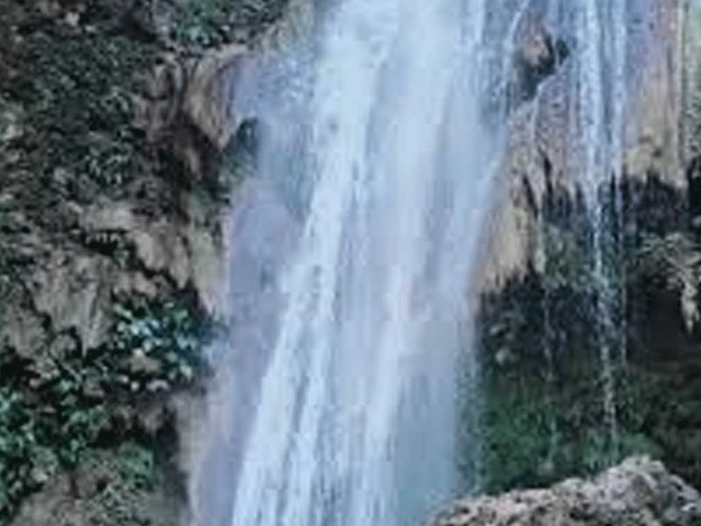 पर्यटक लोभ्याउँदै पुरन्धरा झरना