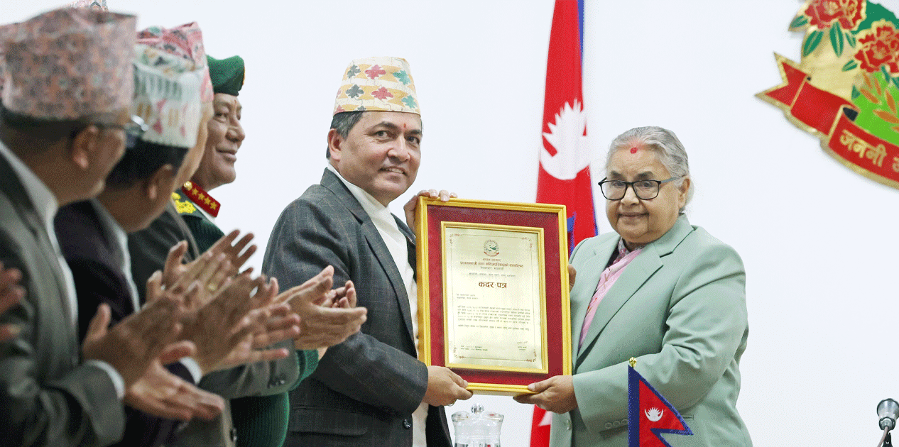 प्रधानमन्त्री कार्कीद्वारा मुख्यसचिव अर्याललाई बिदाइ