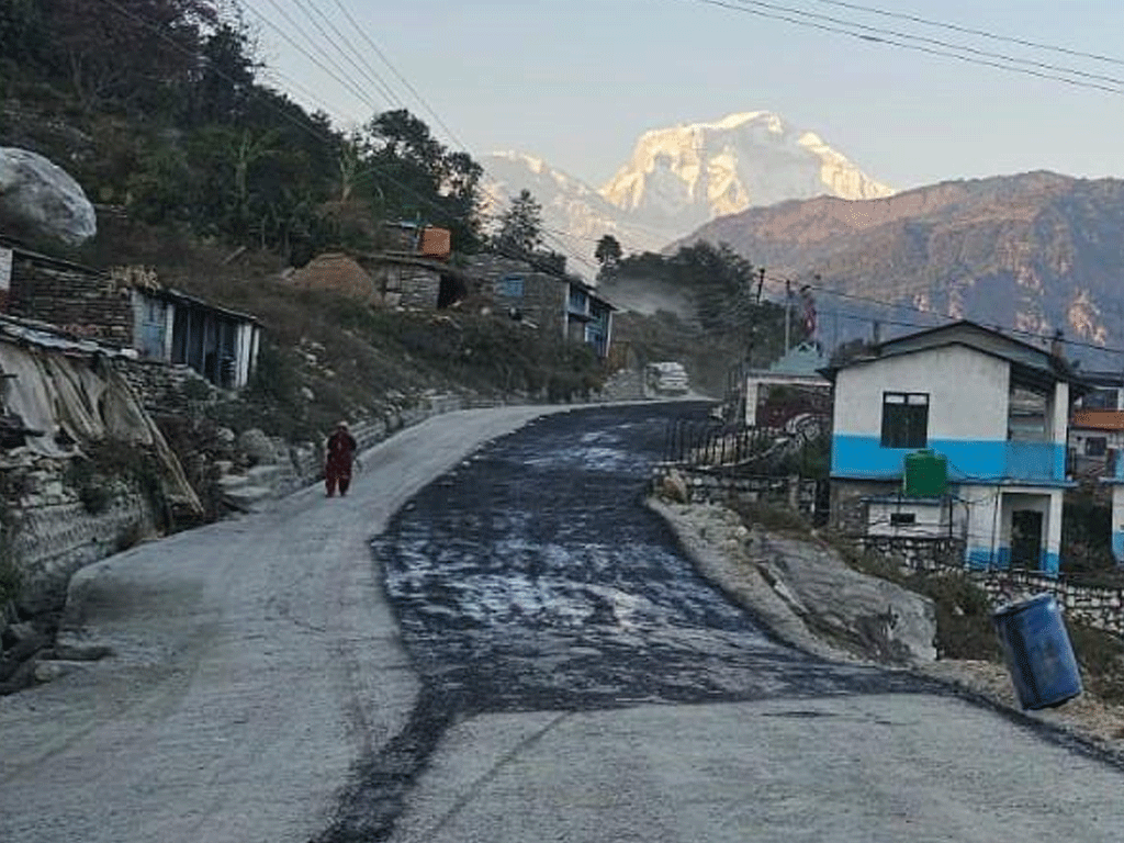 बेनी–पाखापानी सडक : किराखोर–नेप्टेचौर खण्डमा धमाधम कालोपत्र हुँदै