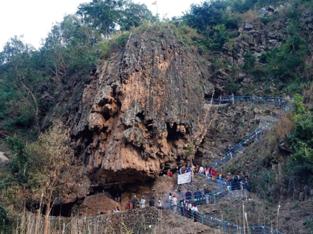 प्रचारप्रसारको अभावले ओझेलमा पर्दै हतुवागढीको ‘महादेव थान’