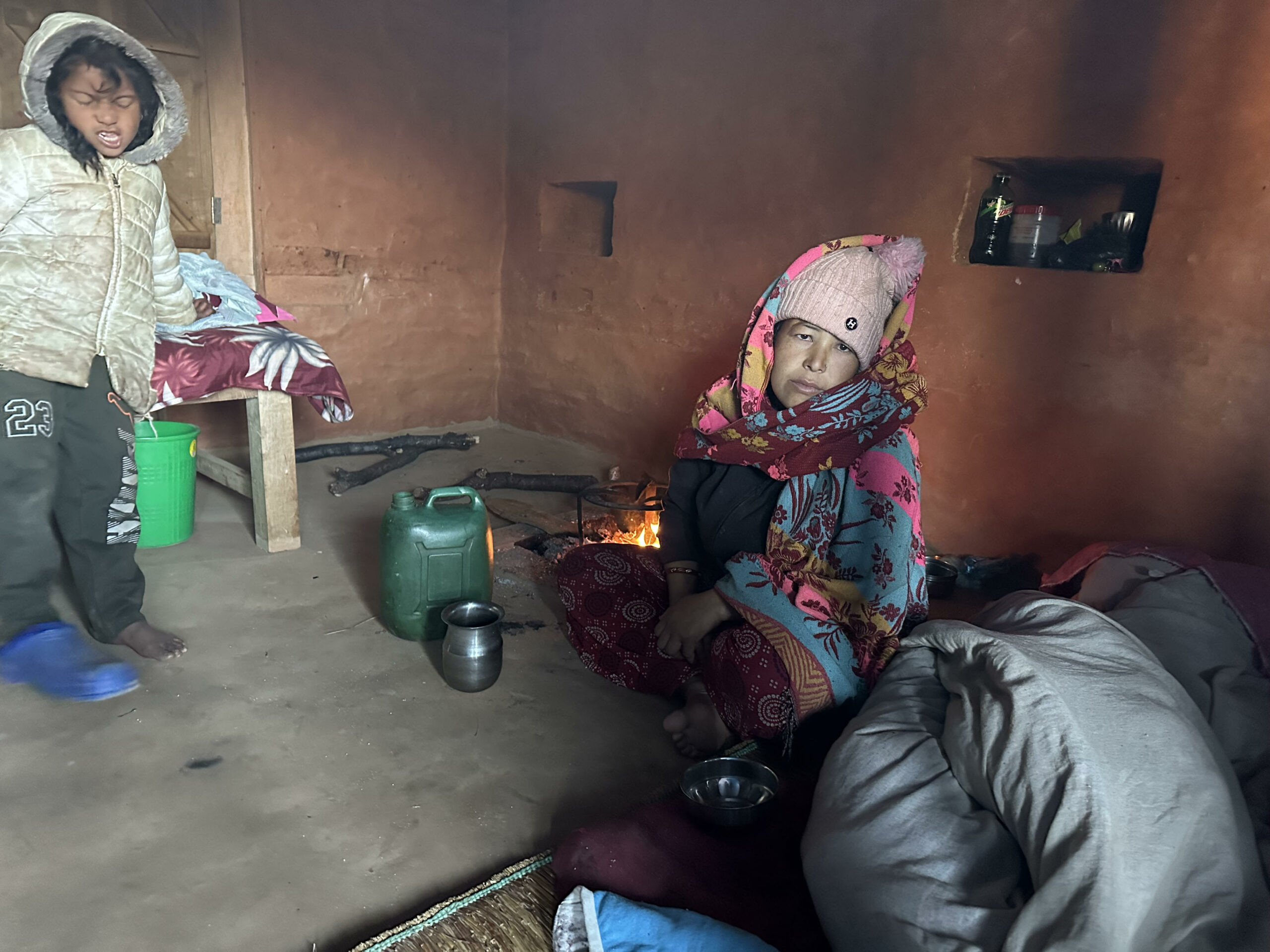‘बर्थिङ सेन्टर’ त छ टाढा छ, गर्भवतीलाई ‘स्ट्रेचर’मा लैजानुपर्छ, बोक्ने पुरुष पाइन्न