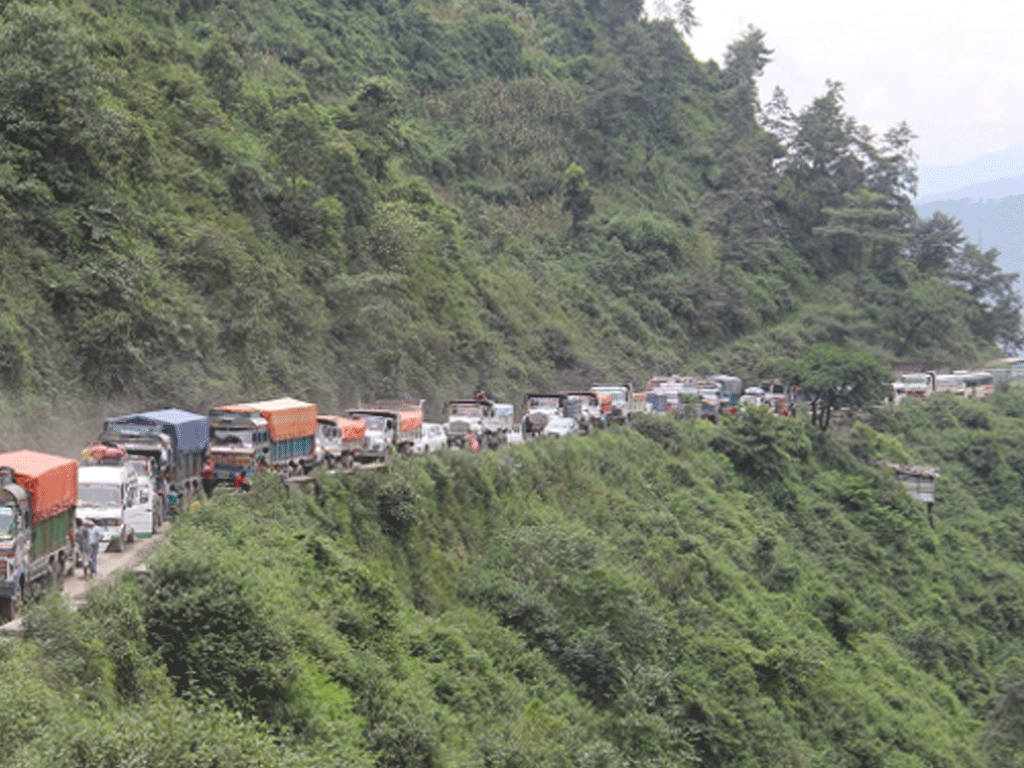 नागढुंगा नौबिसे सडक दैनिक पाँच घण्टा बन्द हुने