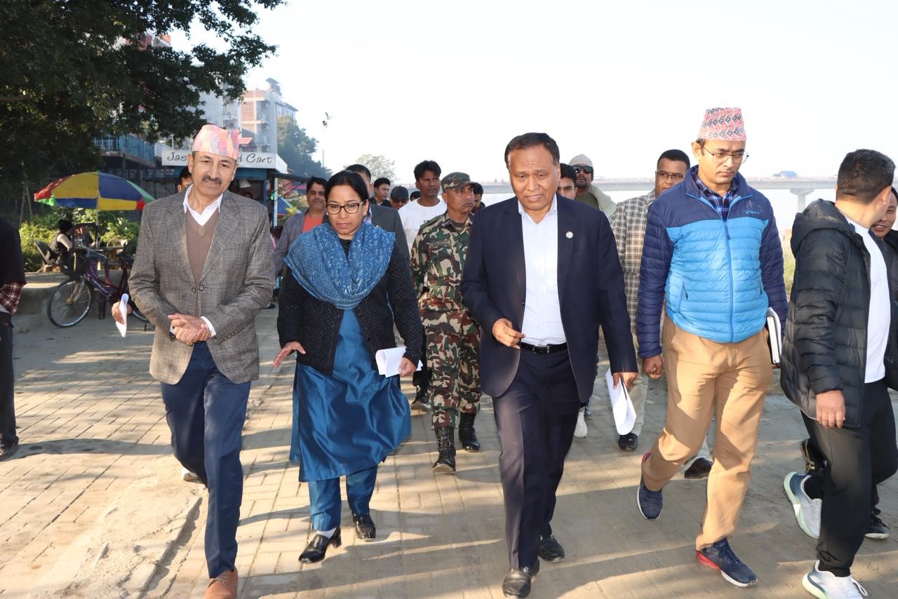 ‘एक महिनाभित्र काम सुरु नगरे घुमाउने पुलको ठेक्का तोडिनेछ’ : मन्त्री घिसिङ
