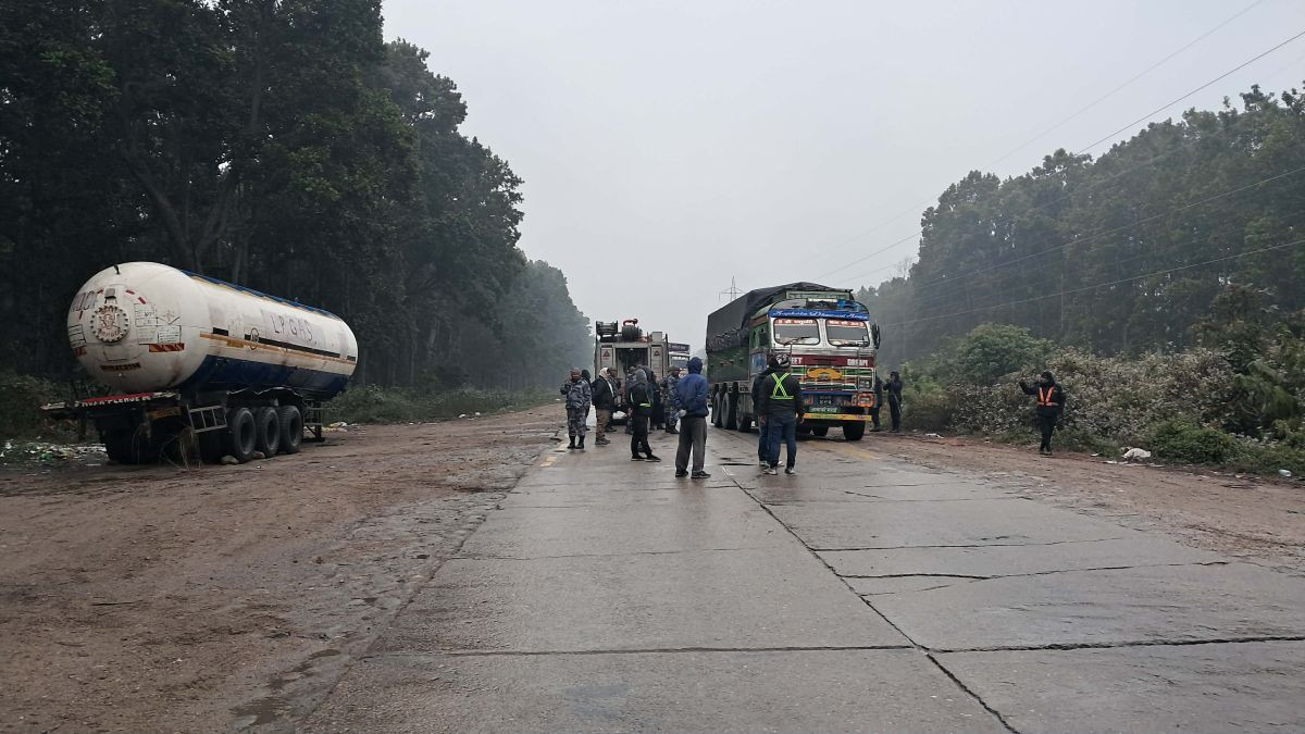अवरुद्ध महेन्द्र राजमार्ग २४ घण्टापछि सञ्चालन