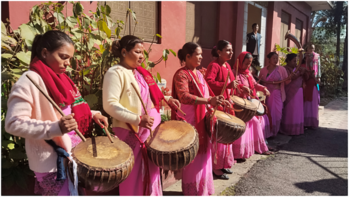 महिला समूहलाई नौमती बाजा बजाउन भ्याइनभ्याइ