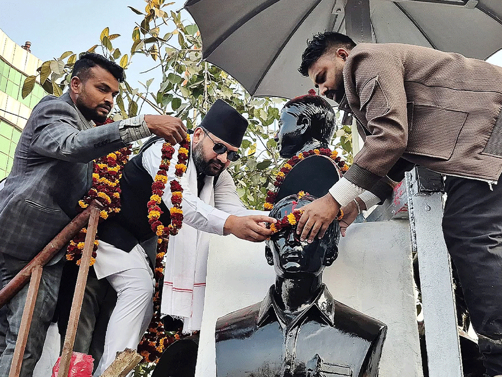लहान पुगेर बालेनले गरे मधेश आन्दोलनका सहिदको शालिकमा माल्यार्पण