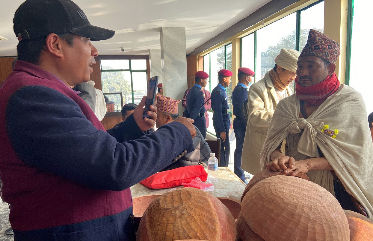 राउटेले बनाएका भाँडा किन्नेभन्दा फोटो खिच्ने धेरै