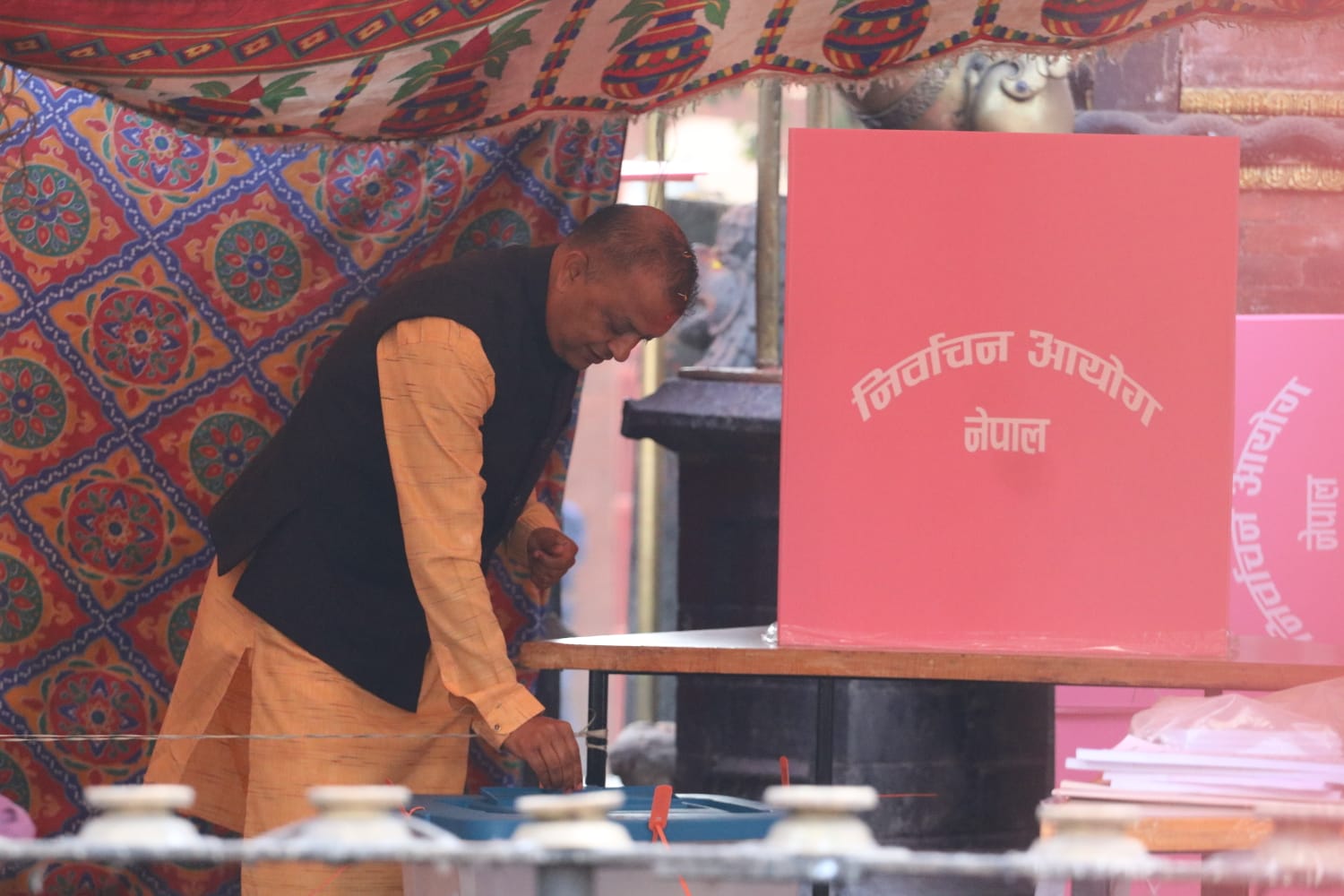 कांग्रेस सभापति गगन थापाले गरे मतदान