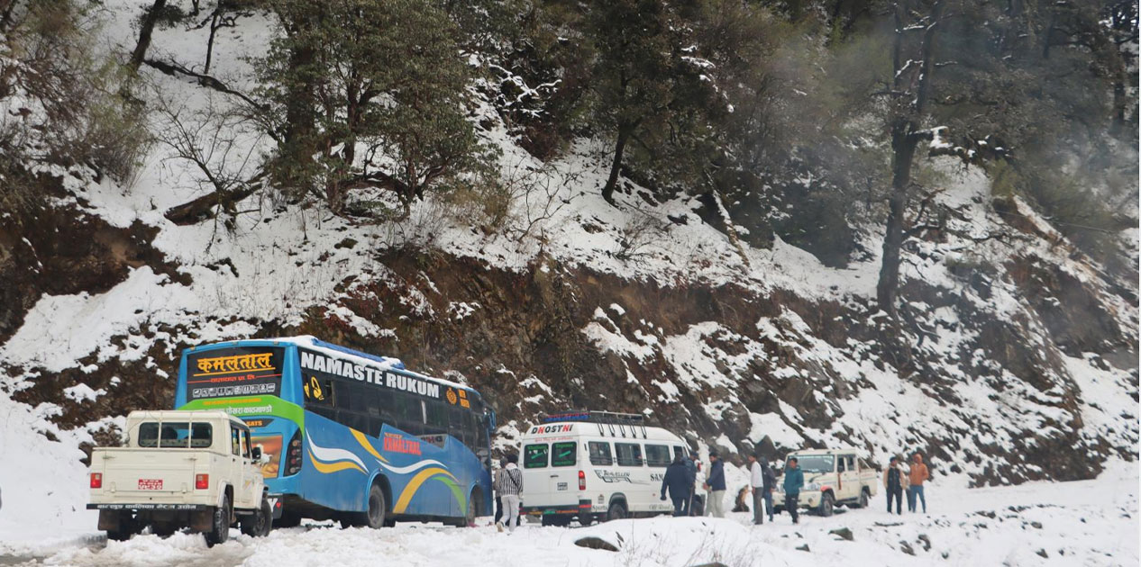 मध्यपहाडी लोकमार्गमा हिउँमा फसेका दुई सय २० भन्दा बढी यात्रुको उद्धार