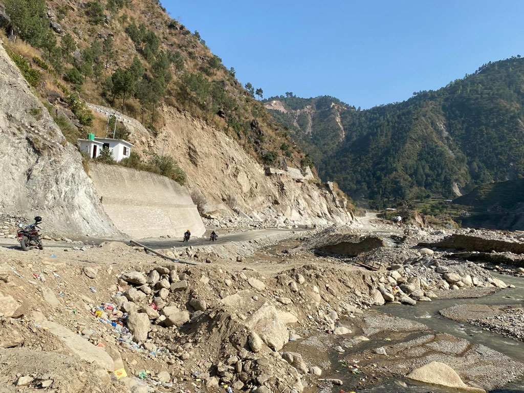 बीपी राजमार्गमा आवागमन बन्द, सवारी साधन होल्ड