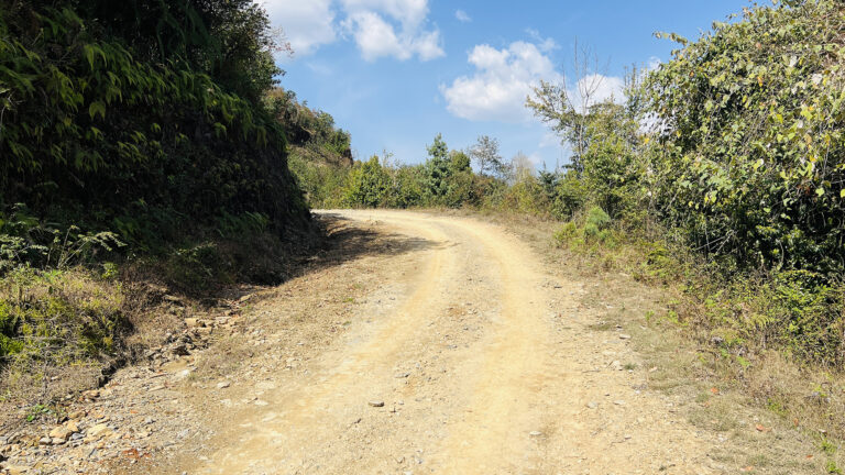 सहिदमार्गको ट्रयाक खुलेको २० वर्ष बितिसक्दा पनि स्तरोन्नति नहुँदा सर्वसाधारणलाई सास्ती