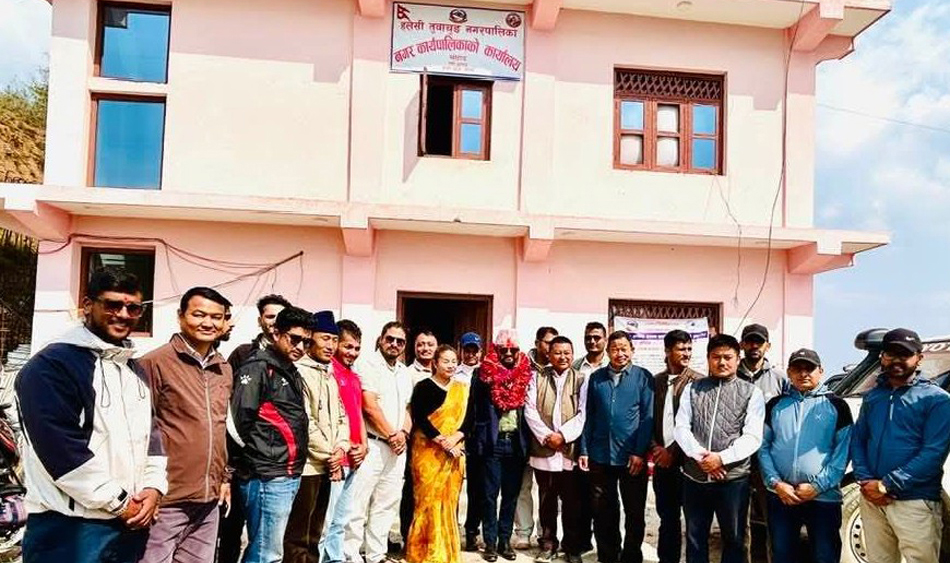 हलेसी तुवाचुङ नगरपालिकाले विस्थापित नागरिकको आवास बनाउन सहयोग गर्ने