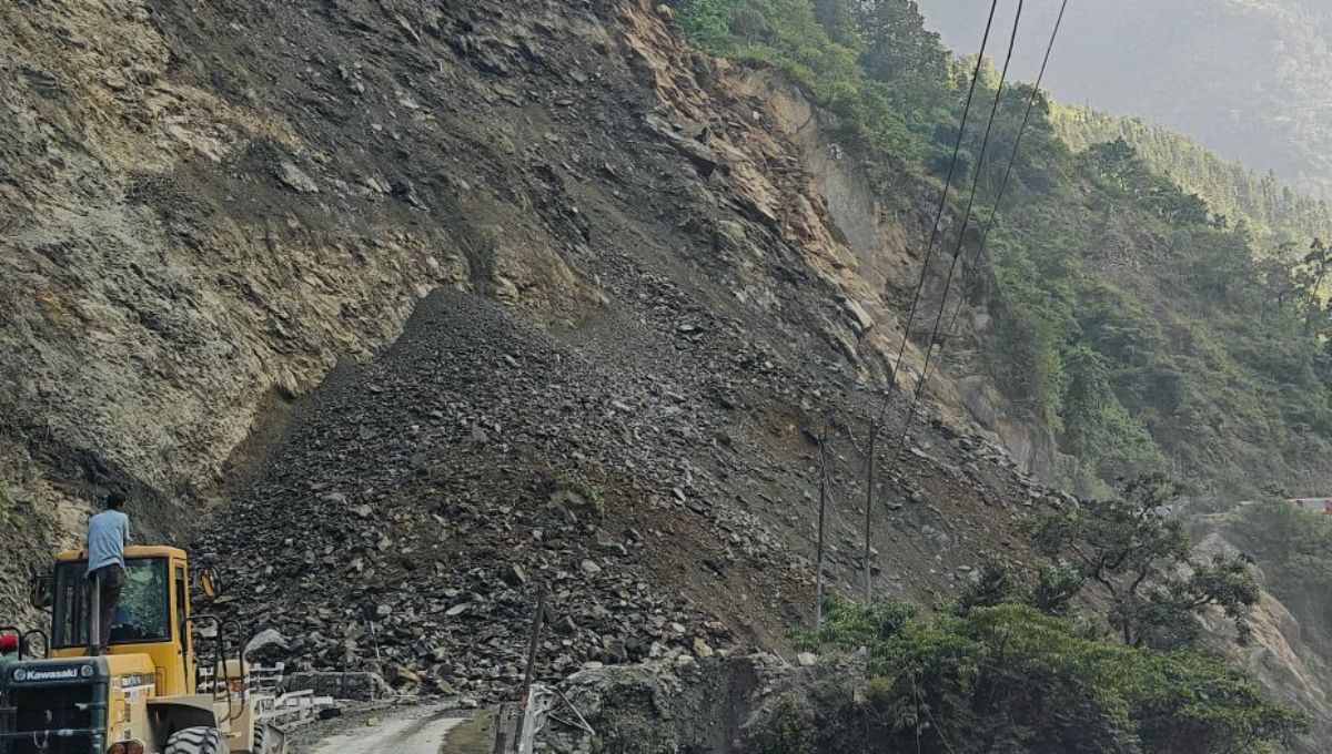 तुइन खोलामा पहिरो खस्दा नारायणगढ-मुग्लिन सडक अवरुद्ध