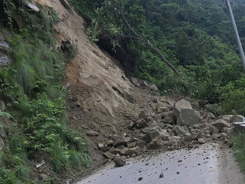 फिस्लिङमा पहिरो जाँदा पृथ्वी राजमार्ग अवरुद्ध, सयौं सवारीसाधन बीच बाटोमै अलपत्र