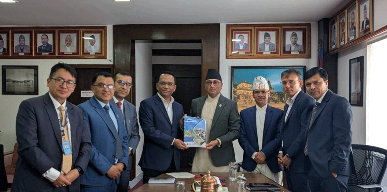 आर्थिक वर्ष २०८३-८४ को बजेटसम्बन्धी समीक्षा प्रतिवेदन अर्थमन्त्रीलाई हस्तान्तरण