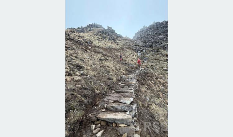 धादिङको रुबीभ्यालीमा कठिन भूगोल छिचोल्दै पदमार्ग निर्माण