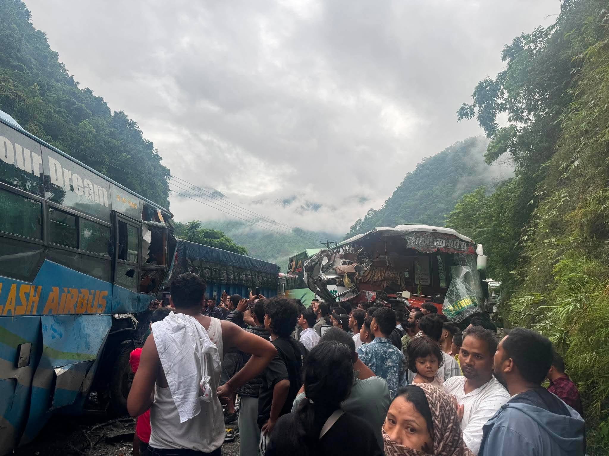 जलबिरेमा दुई बस र ट्रक ठोक्किँदा ३० जना घाइते