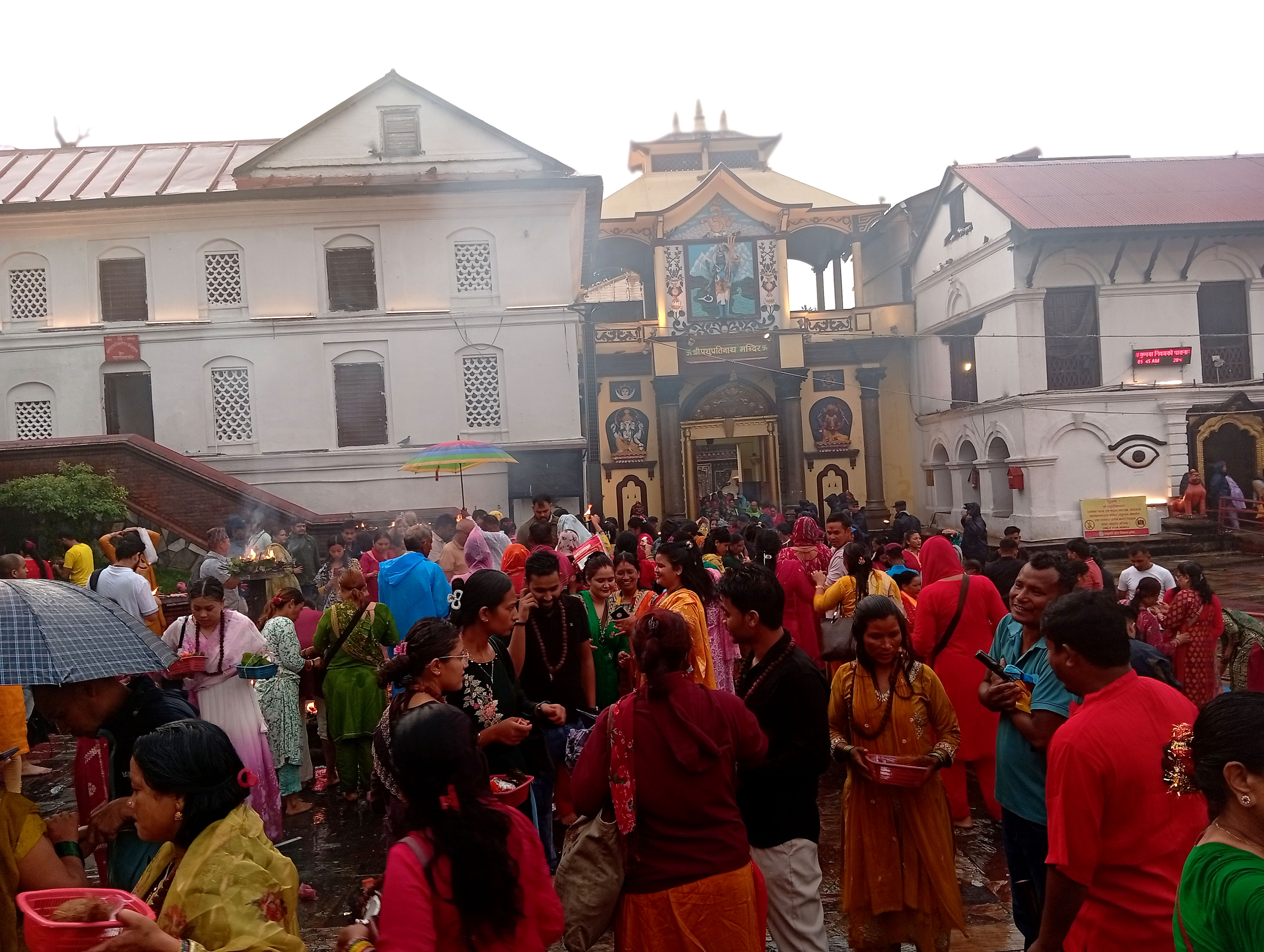 साउनको दोस्रो सोमबार : पशुपतिनाथमा बिहानैदेखि भक्तजनको लर्काे