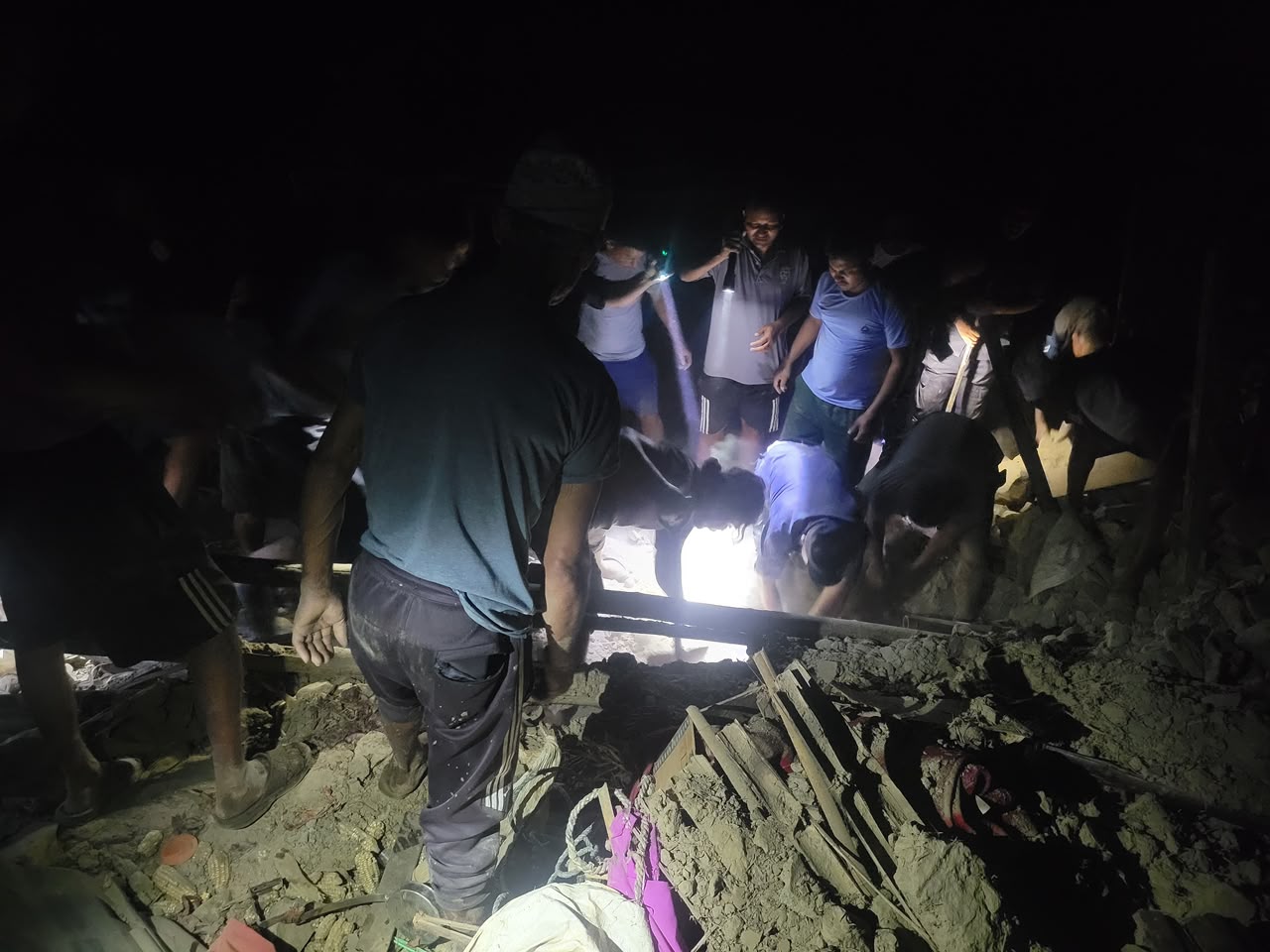 लमजुङमा पहिरोले घर भत्किंदा बाबु-छोरीको मृत्यु