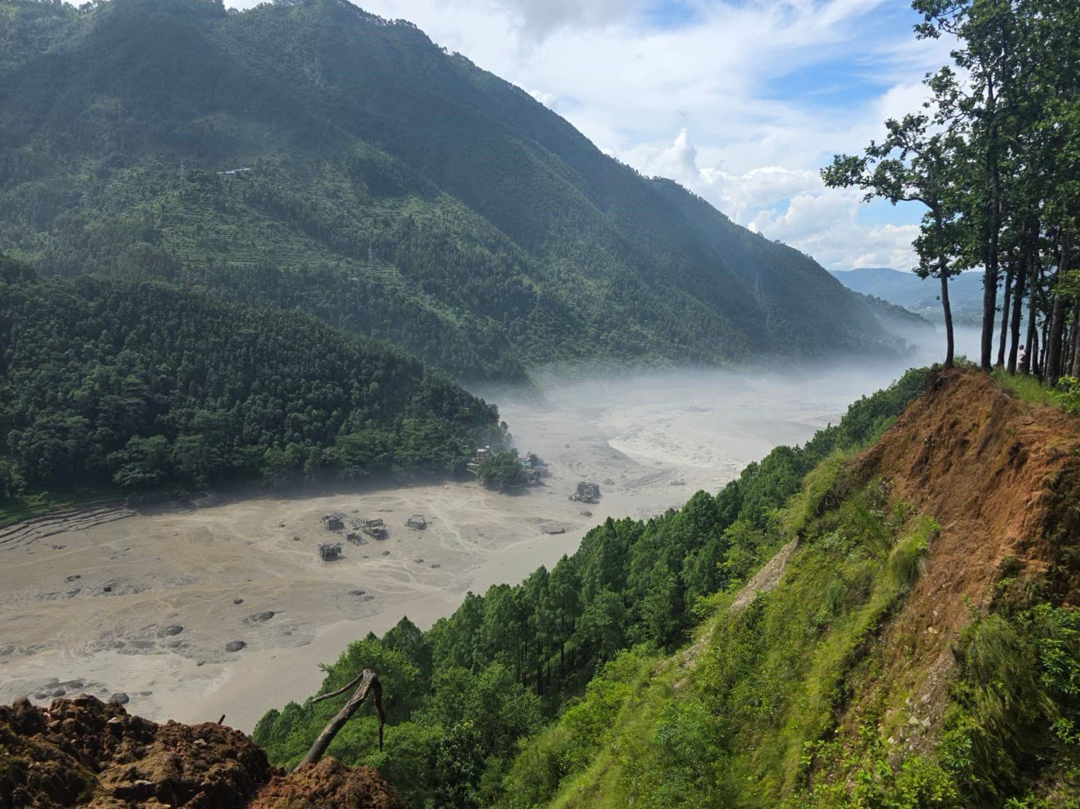 भोटेकोशी बाढी: त्रिशूली बजारका ६० घर र दुई पक्की पुल बगायो, जलविद्युत् आयोजनामा क्षति