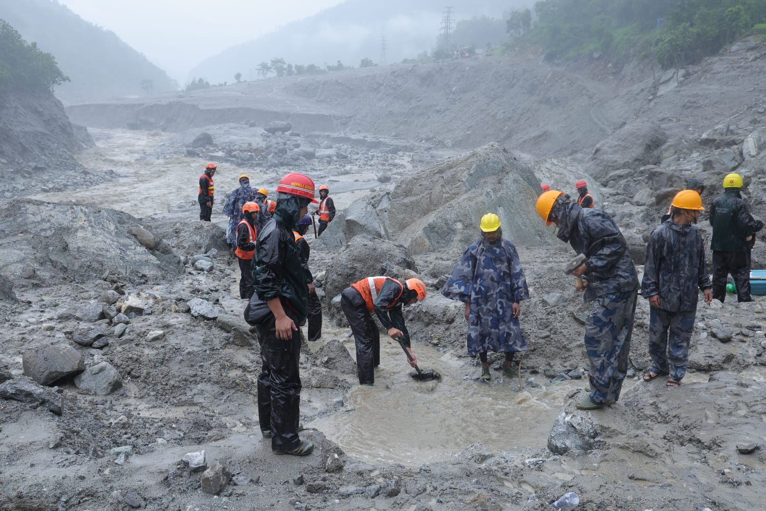 भोटेकोशी बाढी प्रभावित क्षेत्रमा दिउँसो वर्षा बढ्ने, उद्धारमा थप चुनौती