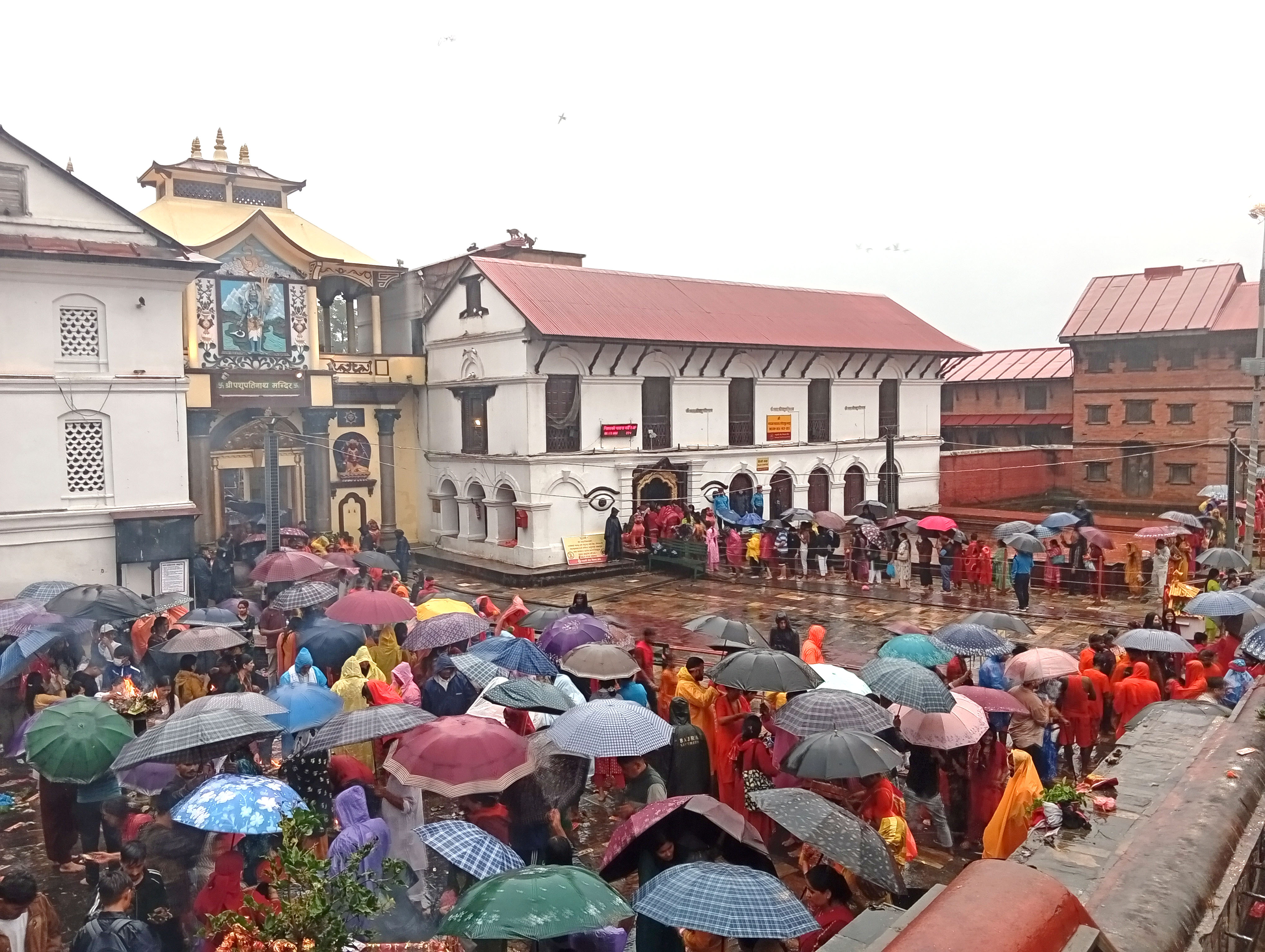पशुपतिनाथसहित देशभरिका शिवालयमा दर्शनार्थीको ओइरो