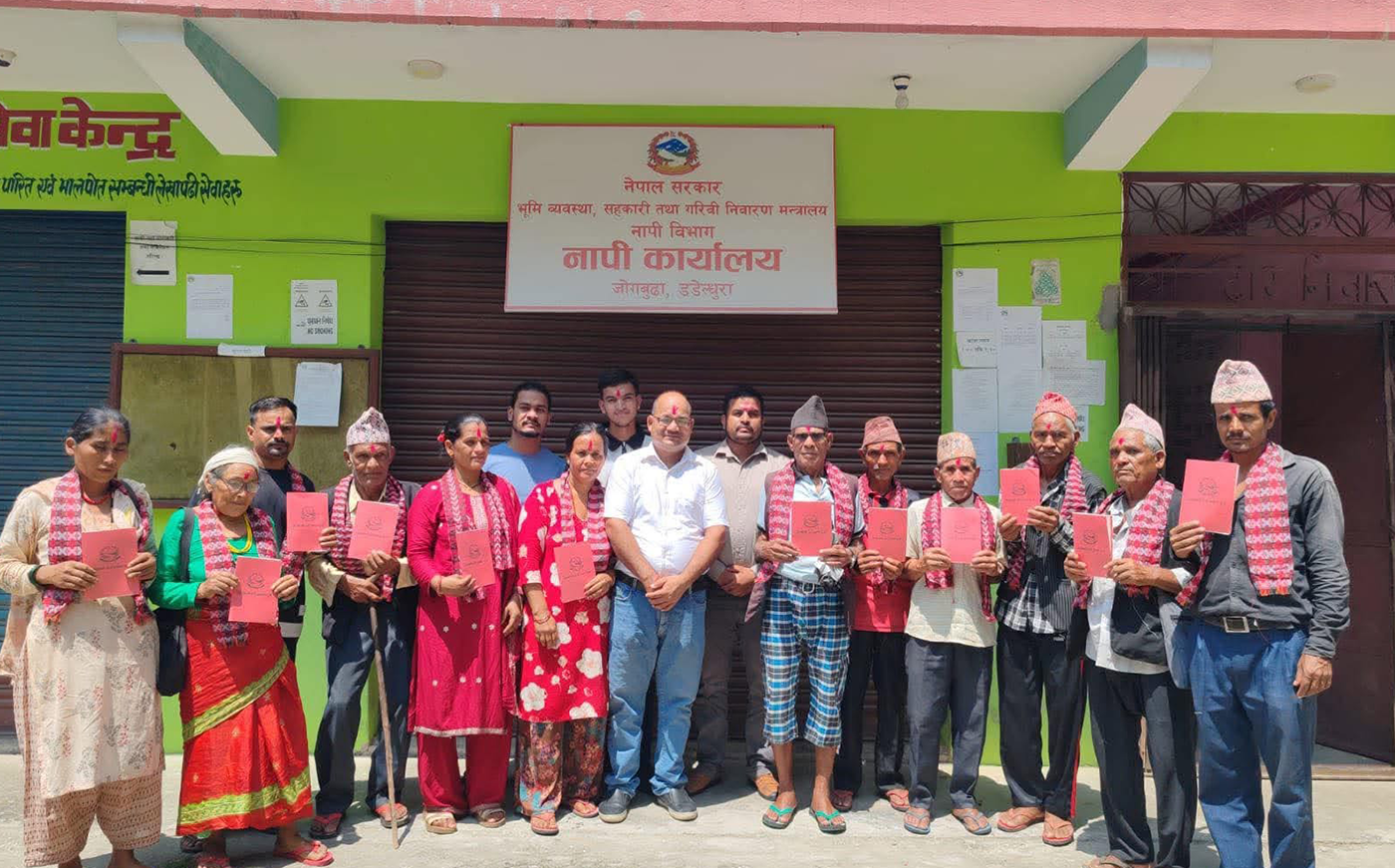 नापजाँच सकिएको ४ वर्षपछि भक्तपुरका ४२१ परिवारले पाए लालपुर्जा