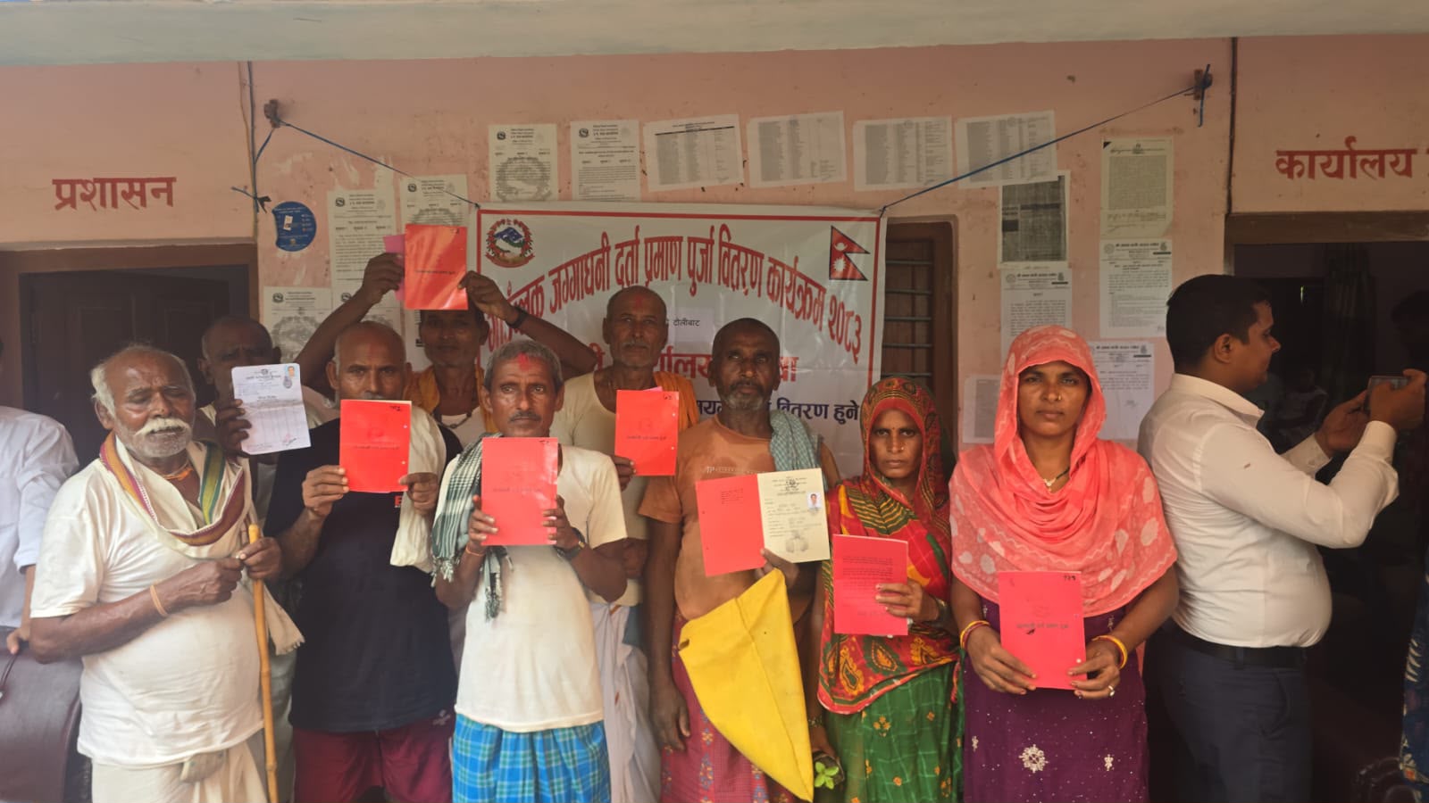 नापजाँच भएको ११ वर्षपछि धनुषाका ११० परिवारले पाए लालपुर्जा