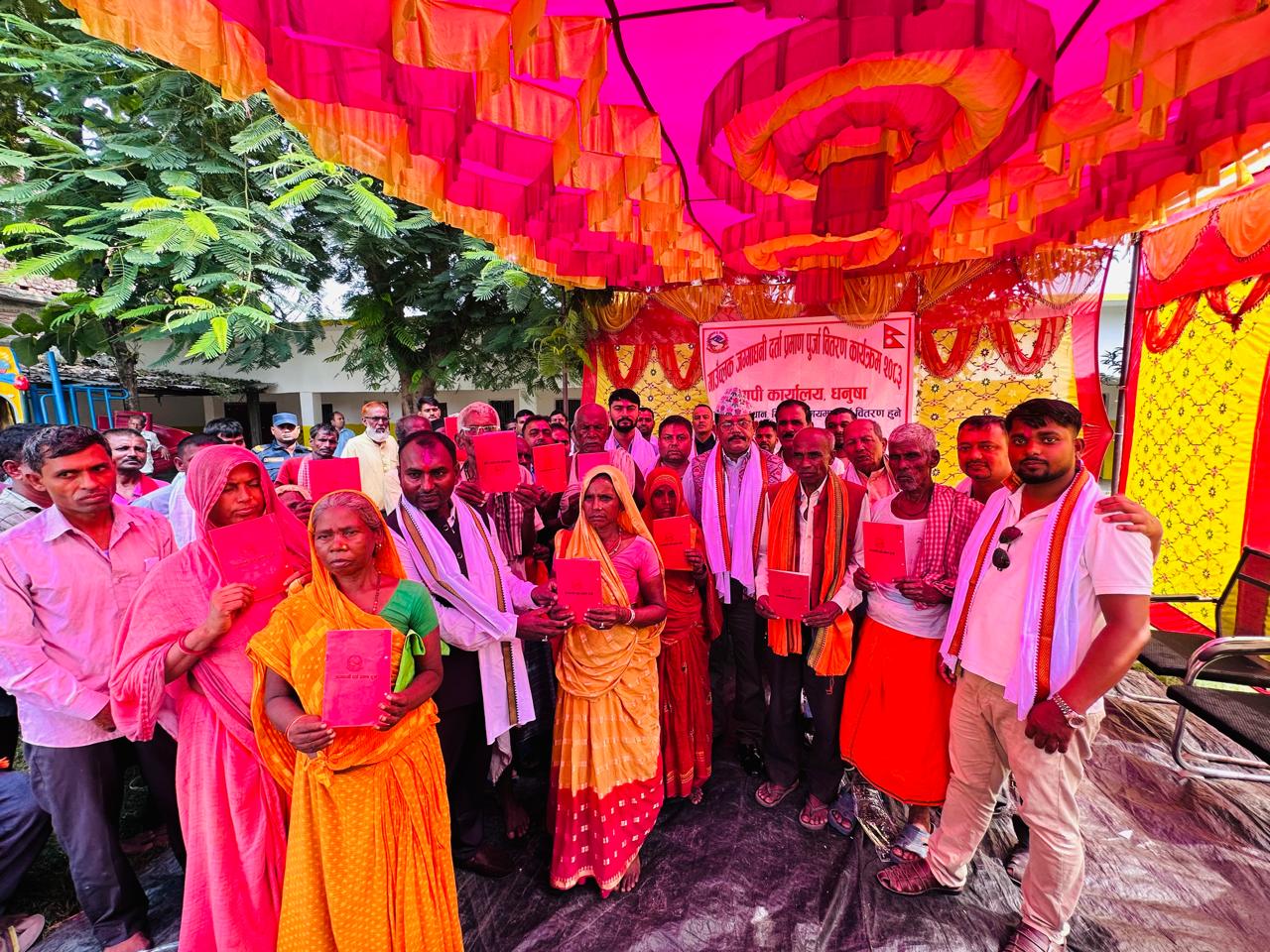 लालपुर्जा वितरण तिव्र, नापजाँच सकिएको ९ वर्षपछि धनुषाका २४२ स्ववासी परिवारले पाए लालपुर्जा