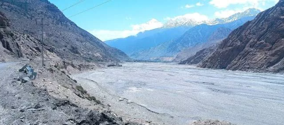 मुस्ताङको टुकुचेमा कालीगण्डकीले कटान गरेपछि गाउँ पहिरोको जोखिममा