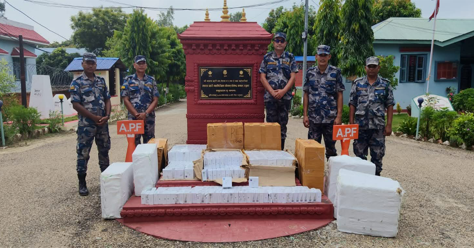 महोत्तरीमा दुई करोड रुपैयाँ भन्दा बढीको एप्पल कम्पनीको एयर वर्डस बरामद