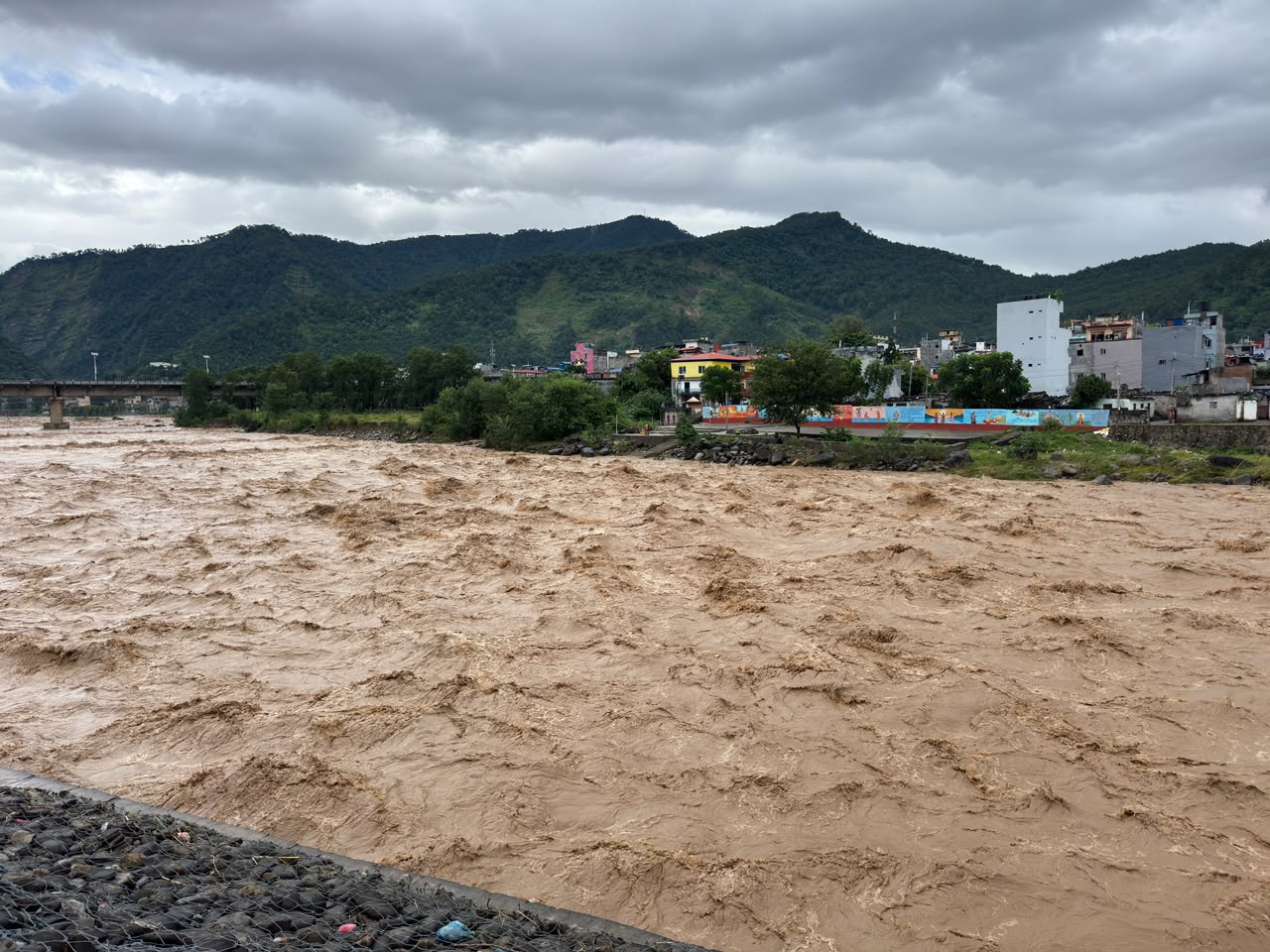 तिनाउले ६ घर बगायो, बस्ती जोखिममा