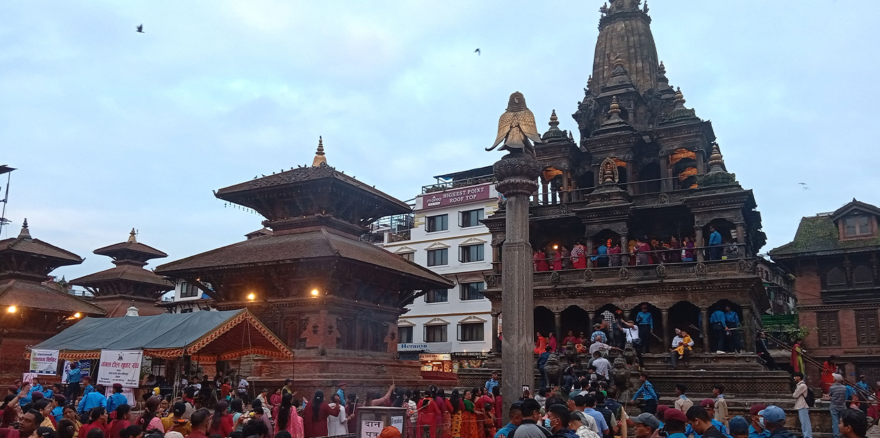 पाटनको कृष्ण मन्दिरमा भक्तजनको घुइँचो