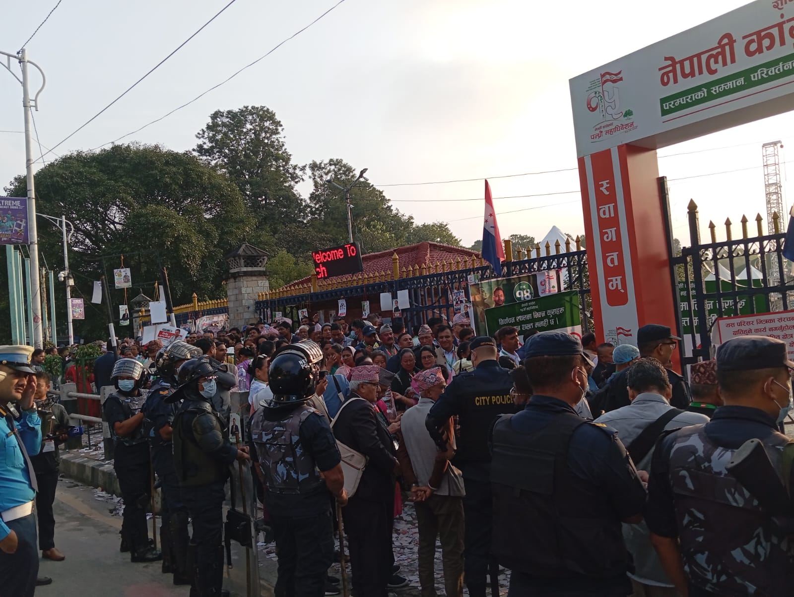 कांग्रेस महाधिवेशन: बिहानैदेखि मतदाता लाइनमा, ७ बजेदेखि मतदान, आजै गणता थाल्ने तयारी