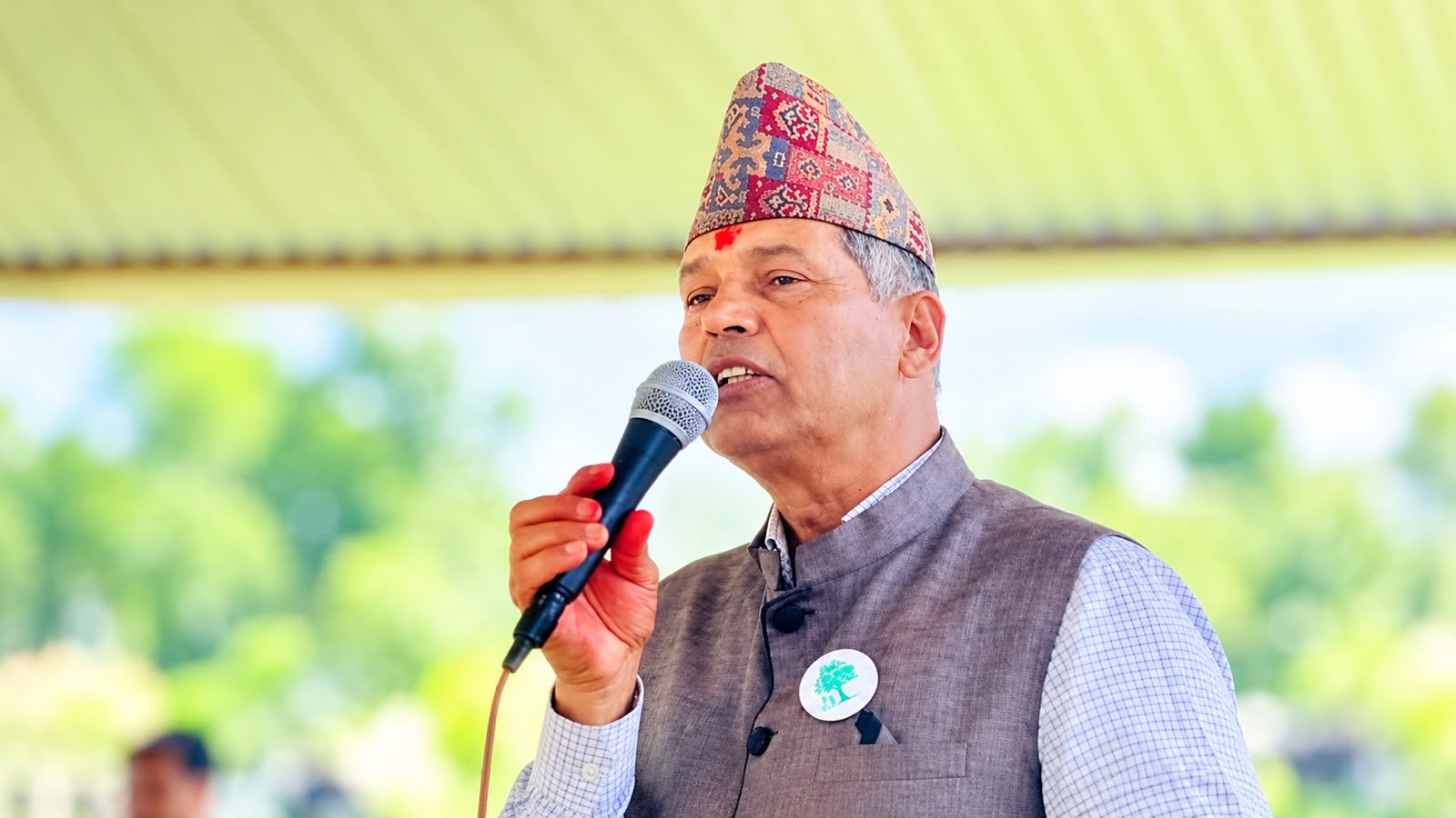 ११ वर्ष जिल्ला सभापति र हाल मेयर रहेका कोइराला खस आर्य तर्फबाट केन्द्रीय सदस्यको दौडमा