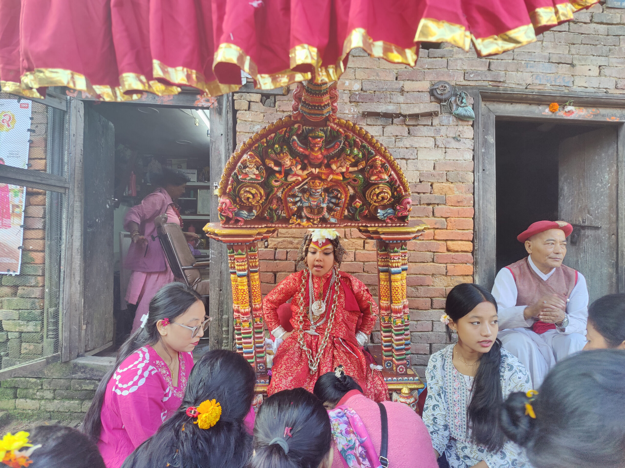 तलेजुमा सर्वसाधारणद्वारा कुमारीको हातबाट टीका ग्रहण, तलेजुलाई देवगृह भित्र्याइयो