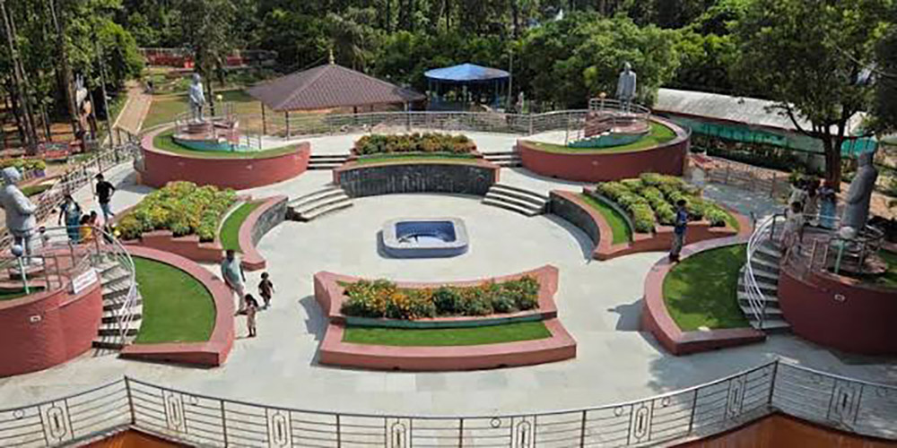दसैँ बिदामा १५ हजार बढी पर्यटकद्वारा सहिद स्मारक अवलोकन