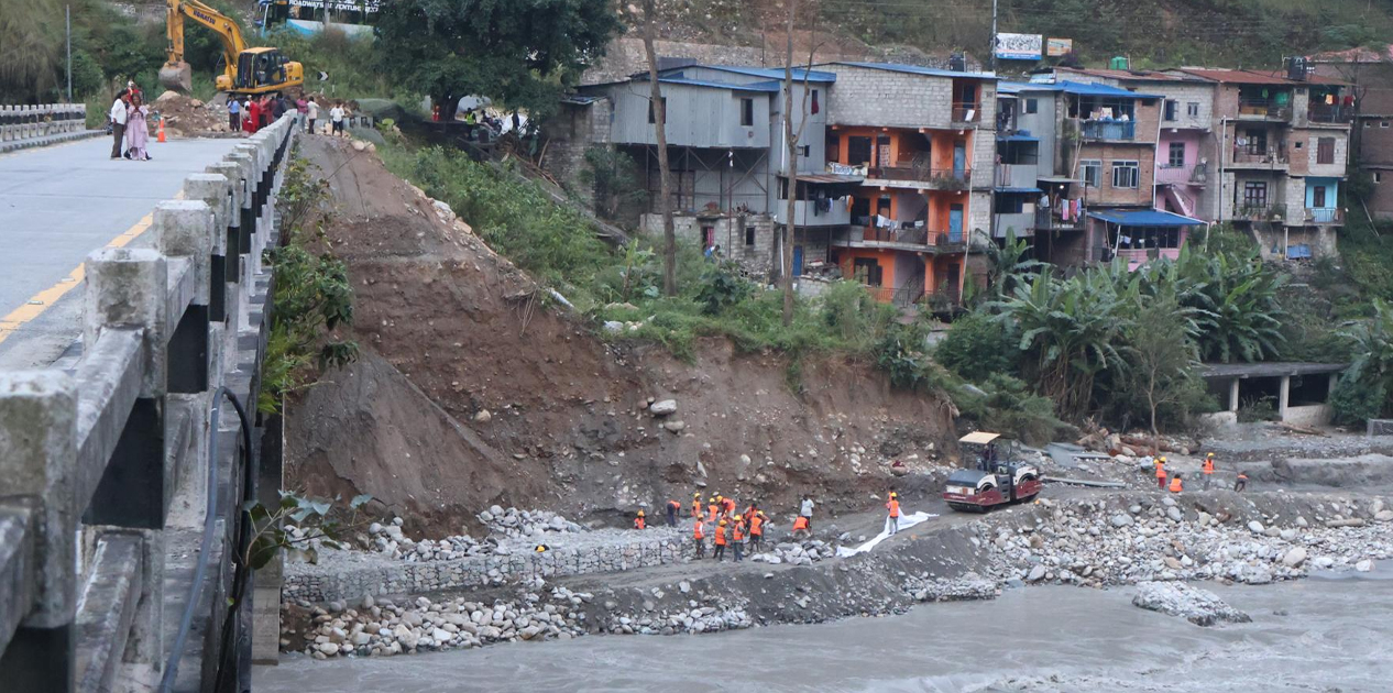 बाढीले पुलमा क्षति पुर्‍याएपछि यातायात ठप्प, पर्यटन र व्यापारमा असर