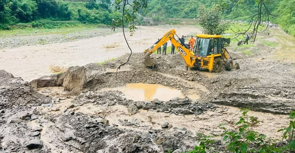 पहिरोले बिपी राजमार्ग अवरुद्ध, वर्षाले थप समस्या