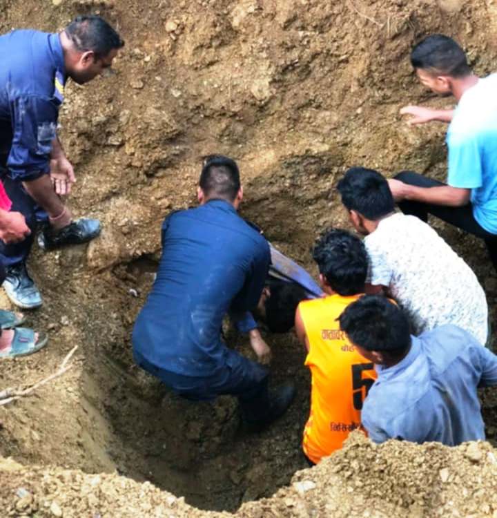 बागलुङमा माटोको ढिस्कोले पुरिएर दुईजनाको मृत्यु , एकजनाको उद्धार